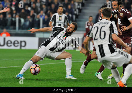 Turin, Italie. 6 mai, 2017. Gonzalo Higuain lors du match Serie A TIM entre la Juventus Turin et au FC Juventus Stadium. Le résultat final du match est 1-1. Crédit : Fabio Annemasse/Alamy Live News Banque D'Images