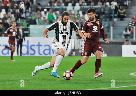 Turin, Italie. 6 mai, 2017. Gonzalo Higuain lors du match Serie A TIM entre la Juventus Turin et au FC Juventus Stadium. Le résultat final du match est 1-1. Crédit : Fabio Annemasse/Alamy Live News Banque D'Images