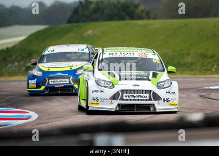 Le Hampshire, au Royaume-Uni. 6 mai, 2017. Circuit de Course Thruxton et centre de sport automobile, Andover, Hampshire, Royaume-Uni. 6 mai 2016. L'équipe de Cook Josh Parker avec Motorsport Maximum admissible dans sa Ford Focus à Dunlop MSA British Touring Car Championship. Tous les cars race aujourd'hui avec le n° BillyWhizz et plaques d'écurie à l'appui de Billy sectaire qui a subi des blessures qui change la vie à Donington Park, il y a quelques semaines lors d'une F4 (formule 4) Course du Championnat Britannique. © Vous Bailey / Alamy Live News Banque D'Images