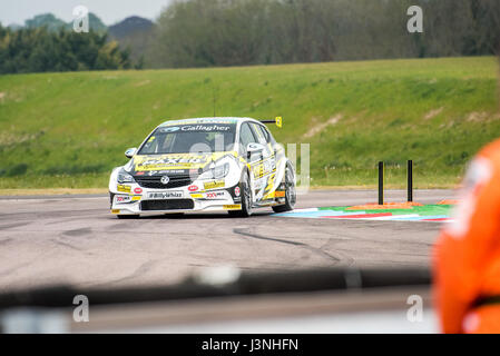 Le Hampshire, au Royaume-Uni. 6 mai, 2017. Circuit de Course Thruxton et centre de sport automobile, Andover, Hampshire, Royaume-Uni. 6 mai 2016. À qualification Dunlop MSA British Touring Car Championship. Tous les cars race aujourd'hui avec le n° BillyWhizz et plaques d'écurie à l'appui de Billy sectaire qui a subi des blessures qui change la vie à Donington Park, il y a quelques semaines lors d'une F4 (formule 4) Course du Championnat Britannique. © Vous Bailey / Alamy Live News Banque D'Images