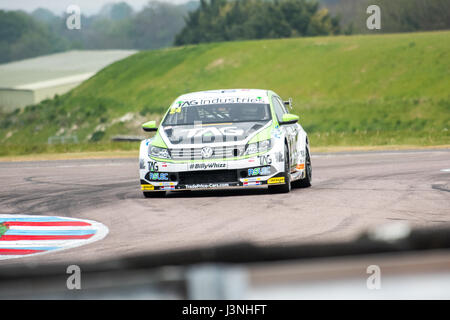 Le Hampshire, au Royaume-Uni. 6 mai, 2017. Circuit de Course Thruxton et centre de sport automobile, Andover, Hampshire, Royaume-Uni. 6 mai 2016. Jake Hill de TAG Racing dans sa Volkswagen CC, à qualification Dunlop MSA British Touring Car Championship. Tous les cars race aujourd'hui avec le n° BillyWhizz et plaques d'écurie à l'appui de Billy sectaire qui a subi des blessures qui change la vie à Donington Park, il y a quelques semaines lors d'une F4 (formule 4) Course du Championnat Britannique. © Vous Bailey / Alamy Live News Banque D'Images