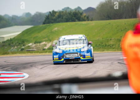 Le Hampshire, au Royaume-Uni. 6 mai, 2017. Circuit de Course Thruxton et centre de sport automobile, Andover, Hampshire, Royaume-Uni. 6 mai 2016. Stephen Jelley de Parker avec l'équipe de Motorsport Maximum admissible dans sa Ford Focus à Dunlop MSA British Touring Car Championship. Tous les cars race aujourd'hui avec le n° BillyWhizz et plaques d'écurie à l'appui de Billy sectaire qui a subi des blessures qui change la vie à Donington Park, il y a quelques semaines lors d'une F4 (formule 4) Course du Championnat Britannique. © Vous Bailey / Alamy Live News Banque D'Images