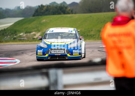 Le Hampshire, au Royaume-Uni. 6 mai, 2017. Circuit de Course Thruxton et centre de sport automobile, Andover, Hampshire, Royaume-Uni. 6 mai 2016. Stephen Jelley de Parker avec l'équipe de Motorsport Maximum admissible dans sa Ford Focus à Dunlop MSA British Touring Car Championship. Tous les cars race aujourd'hui avec le n° BillyWhizz et plaques d'écurie à l'appui de Billy sectaire qui a subi des blessures qui change la vie à Donington Park, il y a quelques semaines lors d'une F4 (formule 4) Course du Championnat Britannique. © Vous Bailey / Alamy Live News Banque D'Images