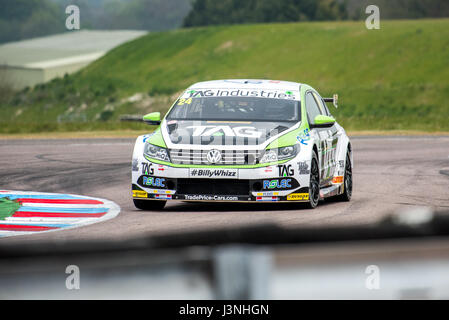 Le Hampshire, au Royaume-Uni. 6 mai, 2017. Circuit de Course Thruxton et centre de sport automobile, Andover, Hampshire, Royaume-Uni. 6 mai 2016. Jake Hill de TAG Racing dans sa Volkswagen CC, à qualification Dunlop MSA British Touring Car Championship. Tous les cars race aujourd'hui avec le n° BillyWhizz et plaques d'écurie à l'appui de Billy sectaire qui a subi des blessures qui change la vie à Donington Park, il y a quelques semaines lors d'une F4 (formule 4) Course du Championnat Britannique. © Vous Bailey / Alamy Live News Banque D'Images