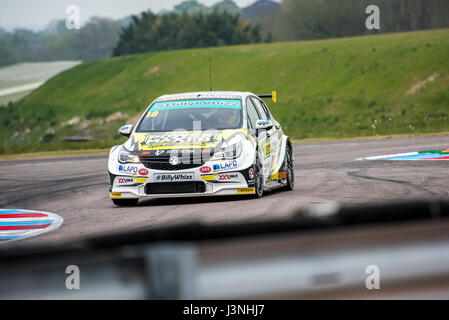 Le Hampshire, au Royaume-Uni. 6 mai, 2017. Circuit de Course Thruxton et centre de sport automobile, Andover, Hampshire, Royaume-Uni. 6 mai 2016. Senna Proctor du pouvoir atteint sa limite dans sa course de qualification Vauxhall Astra à Dunlop MSA British Touring Car Championship. Tous les cars race aujourd'hui avec le n° BillyWhizz et plaques d'écurie à l'appui de Billy sectaire qui a subi des blessures qui change la vie à Donington Park, il y a quelques semaines lors d'une F4 (formule 4) Course du Championnat Britannique. © Vous Bailey / Alamy Live News Banque D'Images