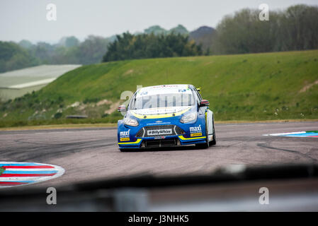 Le Hampshire, au Royaume-Uni. 6 mai, 2017. Circuit de Course Thruxton et centre de sport automobile, Andover, Hampshire, Royaume-Uni. 6 mai 2016. Stephen Jelley de Parker avec l'équipe de Motorsport Maximum admissible dans sa Ford Focus à Dunlop MSA British Touring Car Championship. Tous les cars race aujourd'hui avec le n° BillyWhizz et plaques d'écurie à l'appui de Billy sectaire qui a subi des blessures qui change la vie à Donington Park, il y a quelques semaines lors d'une F4 (formule 4) Course du Championnat Britannique. © Vous Bailey / Alamy Live News Banque D'Images