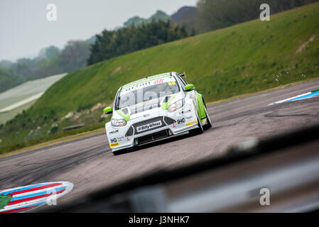 Le Hampshire, au Royaume-Uni. 6 mai, 2017. Circuit de Course Thruxton et centre de sport automobile, Andover, Hampshire, Royaume-Uni. 6 mai 2016. L'équipe de Cook Josh Parker avec Motorsport Maximum admissible dans sa Ford Focus à Dunlop MSA British Touring Car Championship. Tous les cars race aujourd'hui avec le n° BillyWhizz et plaques d'écurie à l'appui de Billy sectaire qui a subi des blessures qui change la vie à Donington Park, il y a quelques semaines lors d'une F4 (formule 4) Course du Championnat Britannique. © Vous Bailey / Alamy Live News Banque D'Images