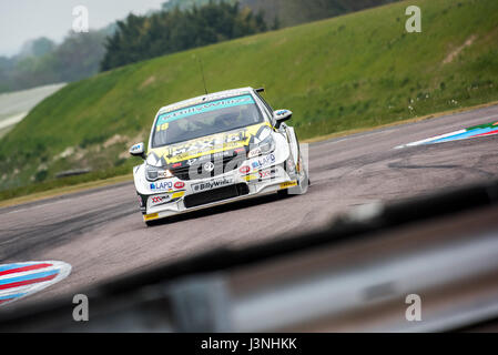 Le Hampshire, au Royaume-Uni. 6 mai, 2017. Circuit de Course Thruxton et centre de sport automobile, Andover, Hampshire, Royaume-Uni. 6 mai 2016. Senna Proctor du pouvoir atteint sa limite dans sa course de qualification Vauxhall Astra à Dunlop MSA British Touring Car Championship. Tous les cars race aujourd'hui avec le n° BillyWhizz et plaques d'écurie à l'appui de Billy sectaire qui a subi des blessures qui change la vie à Donington Park, il y a quelques semaines lors d'une F4 (formule 4) Course du Championnat Britannique. © Vous Bailey / Alamy Live News Banque D'Images