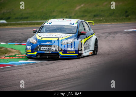 Le Hampshire, au Royaume-Uni. 6 mai, 2017. Circuit de Course Thruxton et centre de sport automobile, Andover, Hampshire, Royaume-Uni. 6 mai 2016. Stephen Jelley de Parker avec l'équipe de Motorsport Maximum admissible dans sa Ford Focus à Dunlop MSA British Touring Car Championship. Tous les cars race aujourd'hui avec le n° BillyWhizz et plaques d'écurie à l'appui de Billy sectaire qui a subi des blessures qui change la vie à Donington Park, il y a quelques semaines lors d'une F4 (formule 4) Course du Championnat Britannique. © Vous Bailey / Alamy Live News Banque D'Images