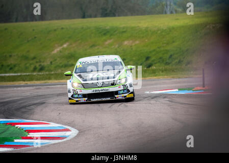 Le Hampshire, au Royaume-Uni. 6 mai, 2017. Circuit de Course Thruxton et centre de sport automobile, Andover, Hampshire, Royaume-Uni. 6 mai 2016. Jake Hill de TAG Racing dans sa Volkswagen CC, à qualification Dunlop MSA British Touring Car Championship. Tous les cars race aujourd'hui avec le n° BillyWhizz et plaques d'écurie à l'appui de Billy sectaire qui a subi des blessures qui change la vie à Donington Park, il y a quelques semaines lors d'une F4 (formule 4) Course du Championnat Britannique. © Vous Bailey / Alamy Live News Banque D'Images