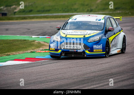 Le Hampshire, au Royaume-Uni. 6 mai, 2017. Circuit de Course Thruxton et centre de sport automobile, Andover, Hampshire, Royaume-Uni. 6 mai 2016. Stephen Jelley de Parker avec l'équipe de Motorsport Maximum admissible dans sa Ford Focus à Dunlop MSA British Touring Car Championship. Tous les cars race aujourd'hui avec le n° BillyWhizz et plaques d'écurie à l'appui de Billy sectaire qui a subi des blessures qui change la vie à Donington Park, il y a quelques semaines lors d'une F4 (formule 4) Course du Championnat Britannique. © Vous Bailey / Alamy Live News Banque D'Images