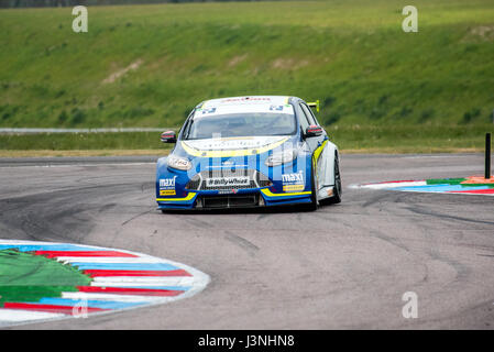 Le Hampshire, au Royaume-Uni. 6 mai, 2017. Circuit de Course Thruxton et centre de sport automobile, Andover, Hampshire, Royaume-Uni. 6 mai 2016. Stephen Jelley de Parker avec l'équipe de Motorsport Maximum admissible dans sa Ford Focus à Dunlop MSA British Touring Car Championship. Tous les cars race aujourd'hui avec le n° BillyWhizz et plaques d'écurie à l'appui de Billy sectaire qui a subi des blessures qui change la vie à Donington Park, il y a quelques semaines lors d'une F4 (formule 4) Course du Championnat Britannique. © Vous Bailey / Alamy Live News Banque D'Images