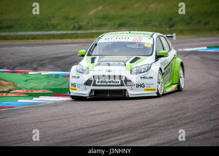 Le Hampshire, au Royaume-Uni. 6 mai, 2017. Circuit de Course Thruxton et centre de sport automobile, Andover, Hampshire, Royaume-Uni. 6 mai 2016. L'équipe de Cook Josh Parker avec Motorsport Maximum admissible dans sa Ford Focus à Dunlop MSA British Touring Car Championship. Tous les cars race aujourd'hui avec le n° BillyWhizz et plaques d'écurie à l'appui de Billy sectaire qui a subi des blessures qui change la vie à Donington Park, il y a quelques semaines lors d'une F4 (formule 4) Course du Championnat Britannique. © Vous Bailey / Alamy Live News Banque D'Images