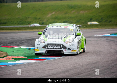 Le Hampshire, au Royaume-Uni. 6 mai, 2017. Circuit de Course Thruxton et centre de sport automobile, Andover, Hampshire, Royaume-Uni. 6 mai 2016. L'équipe de Cook Josh Parker avec Motorsport Maximum admissible dans sa Ford Focus à Dunlop MSA British Touring Car Championship. Tous les cars race aujourd'hui avec le n° BillyWhizz et plaques d'écurie à l'appui de Billy sectaire qui a subi des blessures qui change la vie à Donington Park, il y a quelques semaines lors d'une F4 (formule 4) Course du Championnat Britannique. © Vous Bailey / Alamy Live News Banque D'Images