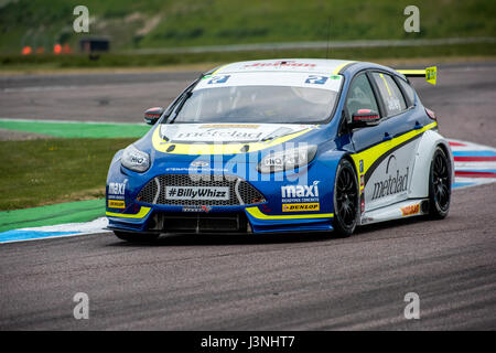 Le Hampshire, au Royaume-Uni. 6 mai, 2017. Circuit de Course Thruxton et centre de sport automobile, Andover, Hampshire, Royaume-Uni. 6 mai 2016. Stephen Jelley de Parker avec l'équipe de Motorsport Maximum admissible dans sa Ford Focus à Dunlop MSA British Touring Car Championship. Tous les cars race aujourd'hui avec le n° BillyWhizz et plaques d'écurie à l'appui de Billy sectaire qui a subi des blessures qui change la vie à Donington Park, il y a quelques semaines lors d'une F4 (formule 4) Course du Championnat Britannique. © Vous Bailey / Alamy Live News Banque D'Images