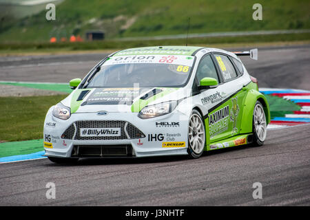 Le Hampshire, au Royaume-Uni. 6 mai, 2017. Circuit de Course Thruxton et centre de sport automobile, Andover, Hampshire, Royaume-Uni. 6 mai 2016. L'équipe de Cook Josh Parker avec Motorsport Maximum admissible dans sa Ford Focus à Dunlop MSA British Touring Car Championship. Tous les cars race aujourd'hui avec le n° BillyWhizz et plaques d'écurie à l'appui de Billy sectaire qui a subi des blessures qui change la vie à Donington Park, il y a quelques semaines lors d'une F4 (formule 4) Course du Championnat Britannique. © Vous Bailey / Alamy Live News Banque D'Images