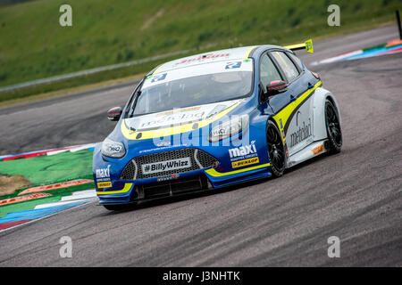 Le Hampshire, au Royaume-Uni. 6 mai, 2017. Circuit de Course Thruxton et centre de sport automobile, Andover, Hampshire, Royaume-Uni. 6 mai 2016. Stephen Jelley de Parker avec l'équipe de Motorsport Maximum admissible dans sa Ford Focus à Dunlop MSA British Touring Car Championship. Tous les cars race aujourd'hui avec le n° BillyWhizz et plaques d'écurie à l'appui de Billy sectaire qui a subi des blessures qui change la vie à Donington Park, il y a quelques semaines lors d'une F4 (formule 4) Course du Championnat Britannique. © Vous Bailey / Alamy Live News Banque D'Images