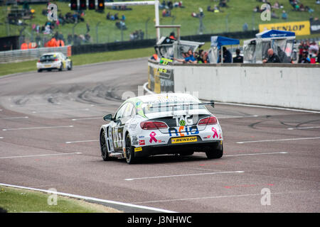 Le Hampshire, au Royaume-Uni. 6 mai, 2017. Circuit de Course Thruxton et centre de sport automobile, Andover, Hampshire, Royaume-Uni. 6 mai 2016. Jake Hill de TAG Racing dans sa Volkswagen CC, à qualification Dunlop MSA British Touring Car Championship. Tous les cars race aujourd'hui avec le n° BillyWhizz et plaques d'écurie à l'appui de Billy sectaire qui a subi des blessures qui change la vie à Donington Park, il y a quelques semaines lors d'une F4 (formule 4) Course du Championnat Britannique. © Vous Bailey / Alamy Live News Banque D'Images