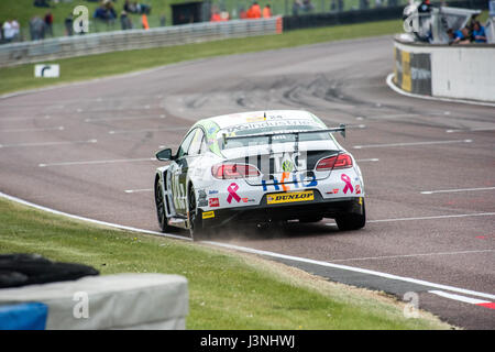 Le Hampshire, au Royaume-Uni. 6 mai, 2017. Circuit de Course Thruxton et centre de sport automobile, Andover, Hampshire, Royaume-Uni. 6 mai 2016. Jake Hill de TAG Racing dans sa Volkswagen CC, à qualification Dunlop MSA British Touring Car Championship. Tous les cars race aujourd'hui avec le n° BillyWhizz et plaques d'écurie à l'appui de Billy sectaire qui a subi des blessures qui change la vie à Donington Park, il y a quelques semaines lors d'une F4 (formule 4) Course du Championnat Britannique. © Vous Bailey / Alamy Live News Banque D'Images