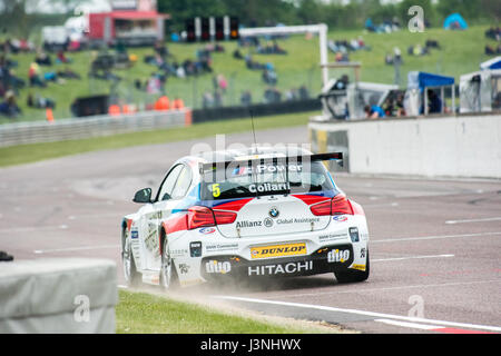 Le Hampshire, au Royaume-Uni. 6 mai, 2017. Circuit de Course Thruxton et centre de sport automobile, Andover, Hampshire, Royaume-Uni. 6 mai 2016. À qualification Dunlop MSA British Touring Car Championship. Tous les cars race aujourd'hui avec le n° BillyWhizz et plaques d'écurie à l'appui de Billy sectaire qui a subi des blessures qui change la vie à Donington Park, il y a quelques semaines lors d'une F4 (formule 4) Course du Championnat Britannique. © Vous Bailey / Alamy Live News Banque D'Images