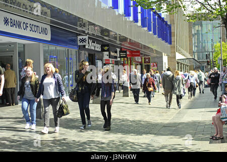 Glasgow, Ecosse, Royaume-Uni. 06 mai, 2017. touristis et les écossais, au repos et à la détente sur une journée ensoleillée dans le centre-ville de Glasgow. Credit : Malgorzata Larys/Alamy Live News Banque D'Images