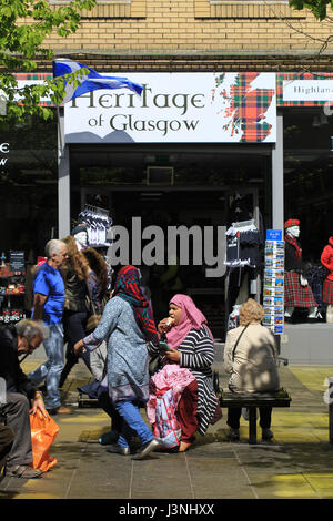 Glasgow, Ecosse, Royaume-Uni. 06 mai, 2017. touristis et les écossais, au repos et à la détente sur une journée ensoleillée dans le centre-ville de Glasgow. Credit : Malgorzata Larys/Alamy Live News Banque D'Images