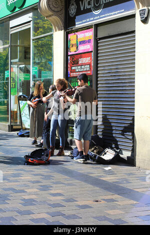 Glasgow, Ecosse, Royaume-Uni. 06 mai, 2017. groupe d'adolescents jouant des instruments sur une journée ensoleillée dans le centre-ville de Glasgow. Credit : Malgorzata Larys/Alamy Live News Banque D'Images