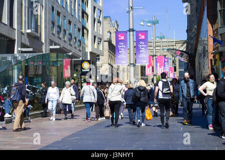 Glasgow, Ecosse, Royaume-Uni. 06 mai, 2017. touristis et les écossais, au repos et à la détente sur une journée ensoleillée dans le centre-ville de Glasgow. Credit : Malgorzata Larys/Alamy Live News Banque D'Images