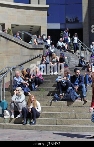 Glasgow, Ecosse, Royaume-Uni. 06 mai, 2017. touristis assis et reposant sur l'escalier de la Glasgow Royal Concert Hall, lors d'une journée ensoleillée dans le centre-ville de Glasgow. Credit : Malgorzata Larys/Alamy Live News Banque D'Images