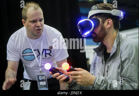 Vancouver. 7 mai, 2017. Un visiteur fait l'essai d'une réalité virtuelle (RV) terminal pendant le deuxième indice annuel des Virtual Reality Expo au Vancouver Convention Centre à Vancouver, Canada, mai, 6, 2017. Le consommateur la réalité virtuelle Expo est le plus important de la Réalité Virtuelle (RV) et la réalité augmentée (AR) conférence avec environ 60 exposants du monde entier présenteront leurs derniers produits et technologies VR durant les trois jours du congrès. Credit : Liang Sen/Xinhua/Alamy Live News Banque D'Images