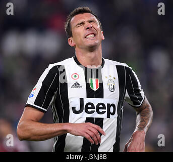 Turin, Italie. 6 mai, 2017. Mario Mandzukic de Juventus réagit au cours de la Serie A italienne soccer league match entre la Juventus de Turin et au stade de la Juventus de Turin, Italie, le 6 mai 2017. Le match se termine par un nul 1-1. Credit : Alberto Lingria/Xinhua/Alamy Live News Banque D'Images