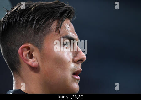 Turin, Italie. 6 mai, 2017. Paulo Dybala de Juventus ressemble au cours de la Serie A italienne soccer league match entre la Juventus de Turin et au stade de la Juventus de Turin, Italie, le 6 mai 2017. Le match se termine par un nul 1-1. Credit : Alberto Lingria/Xinhua/Alamy Live News Banque D'Images