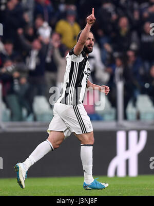 Turin, Italie. 6 mai, 2017. Gonzalo Higuain de Juventus célèbre pendant la notation Serie A italienne soccer league match entre la Juventus de Turin et au stade de la Juventus de Turin, Italie, le 6 mai 2017. Le match se termine par un nul 1-1. Credit : Alberto Lingria/Xinhua/Alamy Live News Banque D'Images