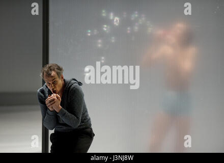 Stuttgart, Allemagne. 5 mai, 2017. Matthias Klink (L) et Gabriel Figueredo sur scène pendant les répétitions pour la nouvelle production de "Mort à Venise", un morceau d'opéra composé par Benjamin Britten basé sur la nouvelle de Thomas Mann, à l'Opéra de Stuttgart, Allemagne, le 5 mai 2017. La pièce est réalisé par Demis Volpi et fera la création sur le 7 mai 2017. Photo : Deniz Calagan/dpa/Alamy Live News Banque D'Images