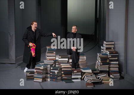 Stuttgart, Allemagne. 5 mai, 2017. Georg Nigl (L) et Matthias Klink sur scène pendant les répétitions pour la nouvelle production de "Mort à Venise", un morceau d'opéra composé par Benjamin Britten basé sur la nouvelle de Thomas Mann, à l'Opéra de Stuttgart, Allemagne, le 5 mai 2017. La pièce est réalisé par Demis Volpi et fera la création sur le 7 mai 2017. Photo : Deniz Calagan/dpa/Alamy Live News Banque D'Images