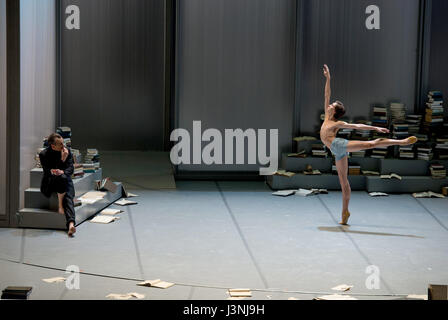 Stuttgart, Allemagne. 5 mai, 2017. Matthias Klink (L) et Gabriel Figueredo sur scène pendant les répétitions pour la nouvelle production de "Mort à Venise", un morceau d'opéra composé par Benjamin Britten basé sur la nouvelle de Thomas Mann, à l'Opéra de Stuttgart, Allemagne, le 5 mai 2017. La pièce est réalisé par Demis Volpi et fera la création sur le 7 mai 2017. Photo : Deniz Calagan/dpa/Alamy Live News Banque D'Images