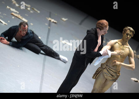 Stuttgart, Allemagne. 5 mai, 2017. L-R : Matthias Klink, Georg Nigl et David Moore sur scène pendant les répétitions pour la nouvelle production de "Mort à Venise", un morceau d'opéra composé par Benjamin Britten basé sur la nouvelle de Thomas Mann, à l'Opéra de Stuttgart, Allemagne, le 5 mai 2017. La pièce est réalisé par Demis Volpi et fera la création sur le 7 mai 2017. Photo : Deniz Calagan/dpa/Alamy Live News Banque D'Images