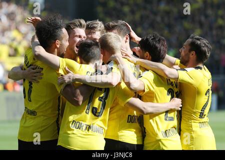 Dortmund. 6 mai, 2017. Pierre-Emerick Aubameyang (1re L) du Borussia Dortmund fête marquant avec ses coéquipiers lors de la Bundesliga match entre Borussia Dortmund et TSG 1899 Hoffenheim au Signal Iduna Park de Dortmund, Allemagne le 6 mai 2017. Borussia Dortmund 2-1. Credit : Ulrich Hufnagel/Xinhua/Alamy Live News Banque D'Images