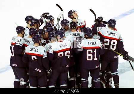 Cologne. 6 mai, 2017. Les joueurs de la Slovaquie célèbrent après avoir remporté le 2017 Championnat du monde de hockey 2009 Groupe préliminaire un match entre la Slovaquie et l'Italie au Lanxess Arena de Cologne, en Allemagne le 6 mai 2017. La Slovaquie a gagné 3-2. Credit : Luo Huanhuan/Xinhua/Alamy Live News Banque D'Images