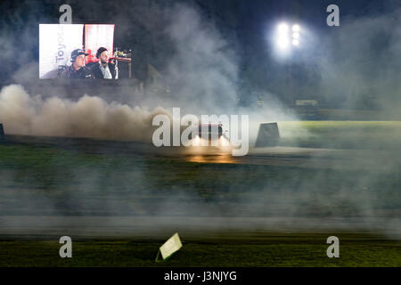 Sydney Motorsport Park, Australie. 6 mai 2017. Scott (Schrembi) MasterChef dans commentaire fort à Rob Arbolino à travers la fumée. Anthony Bolack/Alamy Live News Banque D'Images