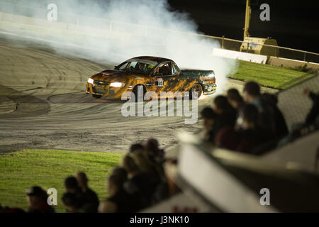 Sydney Motorsport Park, Australie. 6 mai 2017. Des étincelles voler de Pro-Am competior pour les qualifications. Anthony Bolack/Alamy Live News Banque D'Images