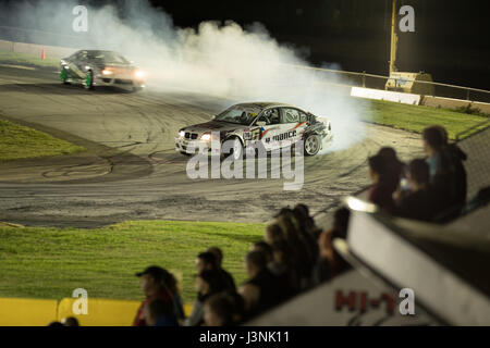 Sydney Motorsport Park, Australie. 6 mai 2017. Warwick Hall suivie par l'unité de Blaze dans le coin. Anthony Bolack/Alamy Live News Banque D'Images