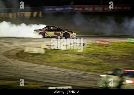 Sydney Motorsport Park, Australie. 6 mai 2017. Aaron Dewar réchauffe son Nissan Silvia. Anthony Bolack/Alamy Live News Banque D'Images