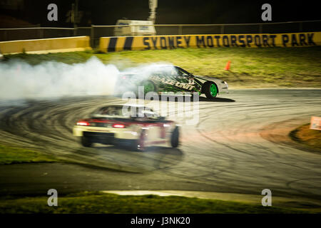 Sydney Motorsport Park, Australie. 6 mai 2017. Blaze James Abbott de l'unité touchant l'ondulation des lignes sur l'angle. Anthony Bolack/Alamy Live News Banque D'Images