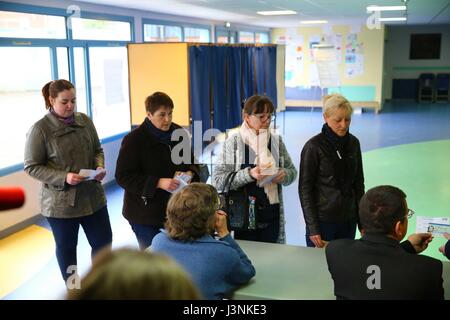 (170507) -- HENIN-BEAUMONT, le 7 mai 2017 (Xinhua) -- attendre les électeurs à voter à un bureau de scrutin de Henin-Beaumont, le nord de la France, le 7 mai 2017. Les bureaux de vote ont ouvert sur le continent européen de la France, dimanche, pour un tour de l'élection présidentielle entre candidat centriste Emmanuel Macron et de l'extrême-droite Marine Le Pen. (Xinhua/Gong Bing) (djj) Banque D'Images