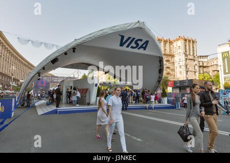 Concours Eurovision de la Chanson 2017, à Kiev, Ukraine, le 6 mai, 2017. Personnes visitent le stand de visa, l'un des principaux sponsors de l'Eurovision Song Contest 2017 Eurovision dans Village sur la rue Khreshchatyk, dans le centre de Kiev, capitale de l'Ukraine. Banque D'Images