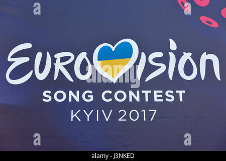 Concours Eurovision de la Chanson 2017, à Kiev, Ukraine, le 6 mai, 2017. Eurovision Song Contest 2017 Eurovision en gros plan extérieur logo Village sur la rue Khreshchatyk, dans le centre de Kiev, capitale de l'Ukraine. Banque D'Images