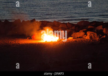 MOrecambe, Lancashire, Royaume-Uni. 6 mai, 2017. Feu de joie sur la plage à l'abri du brise-lames au large de la batterie Crédit : David Billinge/Alamy Live News Banque D'Images