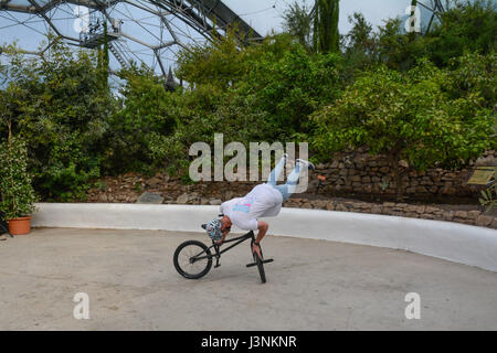 Eden Project, Cornwall UK. 7 mai 2017. Matti Hemmings, Pro Rider BMX Guiness et détenteur du record du monde, d'effectuer les cascades à l'Eden Project aujourd'hui, alors que la classique randonnée sportive était en cours. Crédit : Simon Maycock/Alamy Live News Banque D'Images