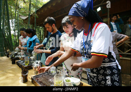 Qingdao, Chine, la province de Shandong. 7 mai, 2017. Les étudiants étrangers apprendre l'art du thé Chinois dans Haiqing Canton de Qingdao, province de Shandong en Chine orientale, le 7 mai 2017. Quatre-vingt-dix étudiants étrangers de l'Université du Pétrole de la Chine et Shandong University of Science and Technology a pris part à une activité Le dimanche de faire l'expérience de la culture du thé Chinois traditionnel. Credit : Liu Jishun/Xinhua/Alamy Live News Banque D'Images